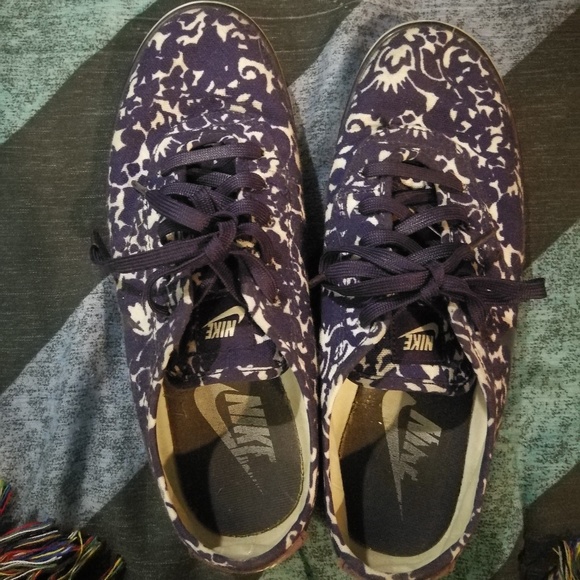 nike sneaker - Picture 1 of 3